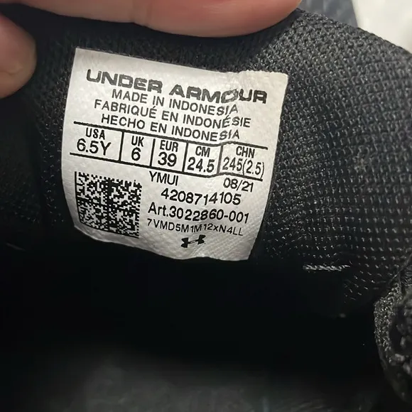 BRAND NEW Under Armour sneakers 6.5 Yourh