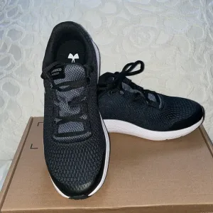 BRAND NEW Under Armour sneakers 6.5 Yourh