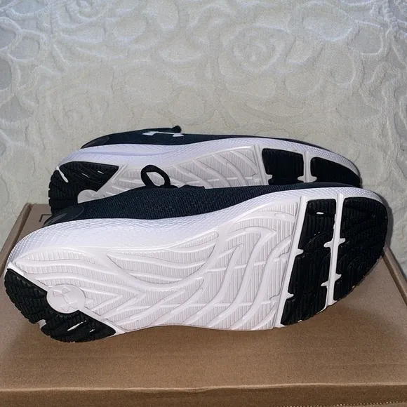 BRAND NEW Under Armour sneakers 6.5 Yourh