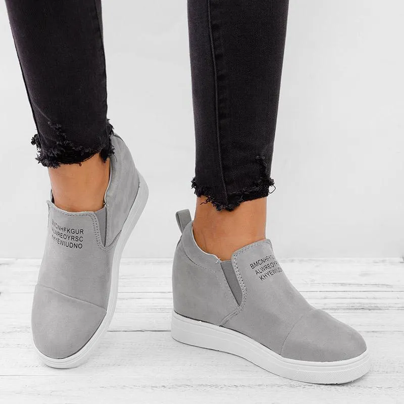 Buchstaben Slip-on-Turnschuhe mit Keilabsatz