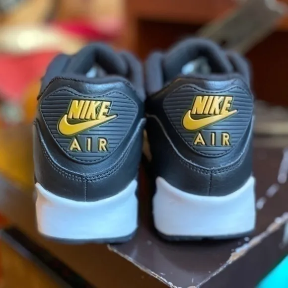 Nike Air Max 90 Leather (Big Kids) - 833412-029
