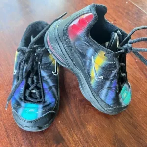 NIKE Unisex Max Air Black Rainbow Sneakers - Size 6C