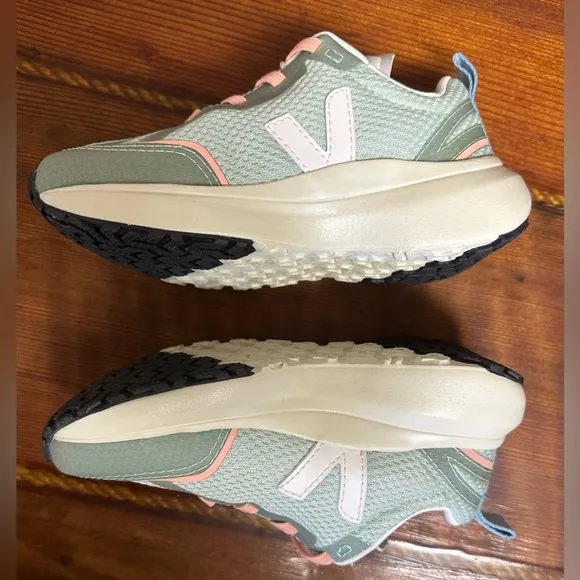 NWOT Toddler Veja Canary El Alveomesh Sneakers Size 12
