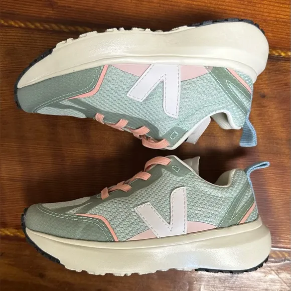 NWOT Toddler Veja Canary El Alveomesh Sneakers Size 12