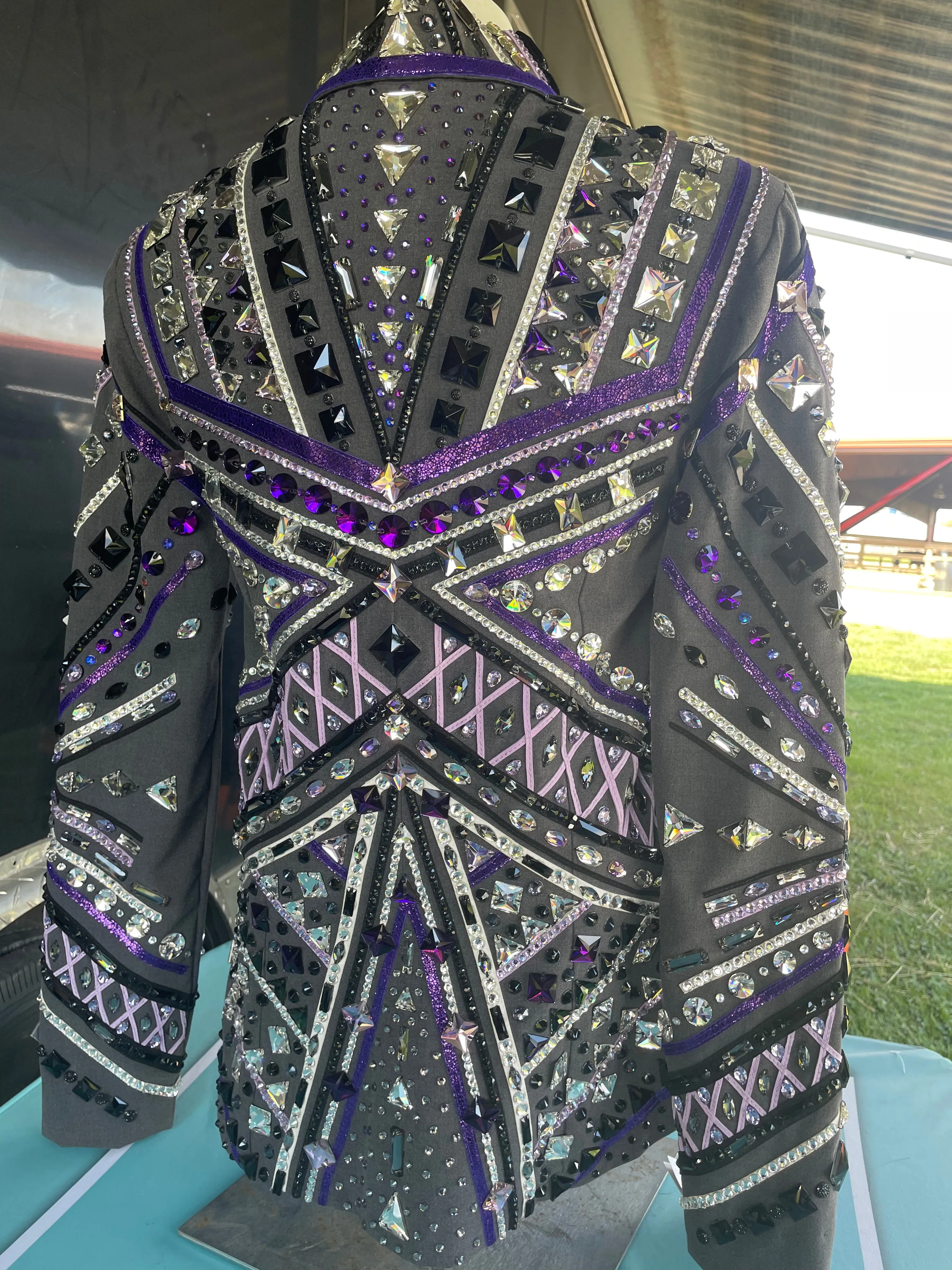 Small showmanship jacket with pants by Kelly’s Customs.