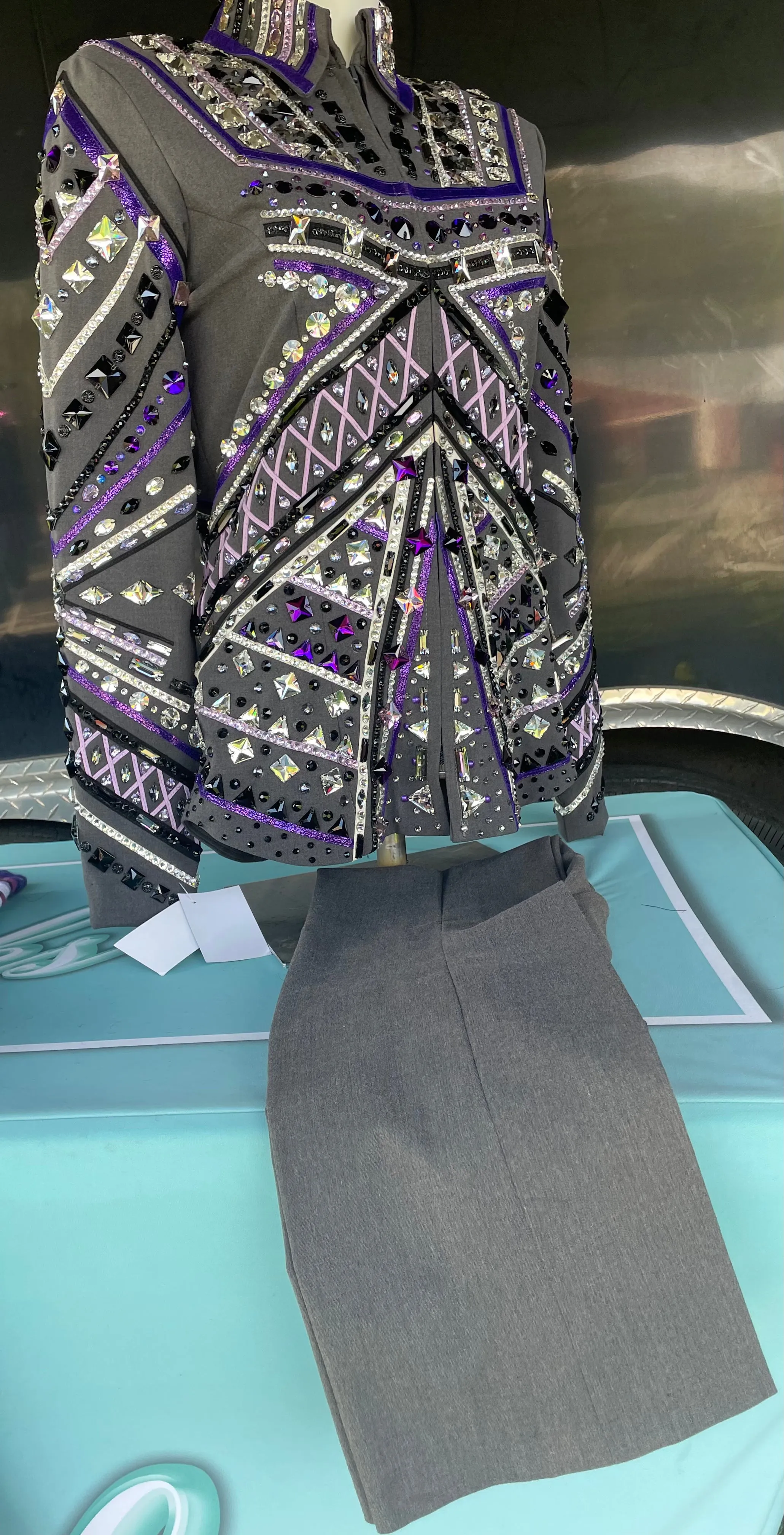Small showmanship jacket with pants by Kelly’s Customs.